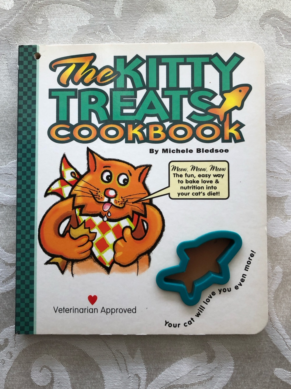 Kitty Treats Cookbook with Fish-Shaped Cookie Cutter—Recipes for Cat Treats
